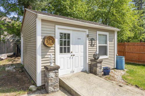 16 Dumaine Ave, Nashua NH  03063-1033 exterior