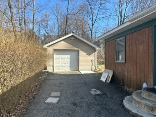 137 Bell Ave, Hopatcong NJ  07843-1543 exterior