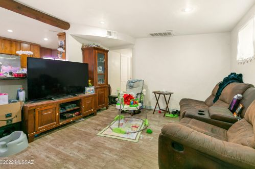 9 Elvado Rd, Tucson, AZ 85756-7517
