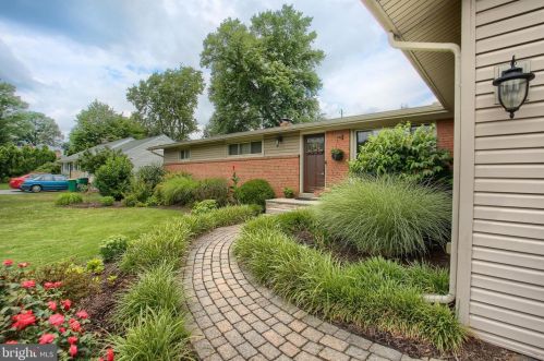 135 Glenn Rd, Swatara, PA 17033-2125