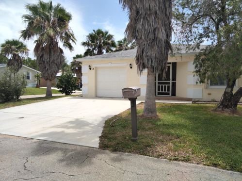 2 Juarez Ln, Fort Pierce, FL 34952-8528