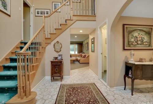 6 Thorngrove Ln, Huntington Station, NY 11746-6709