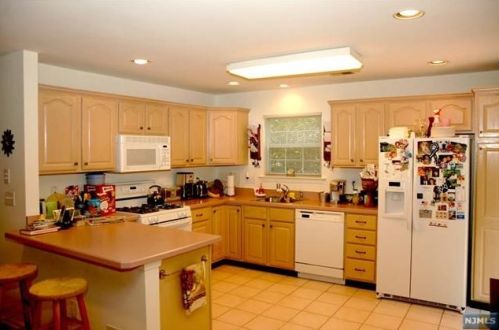 561 Adirondack Ct, Mahwah NJ  07430-2741 exterior
