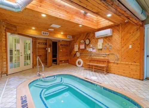 130 Carriage Crossing Ln, Middletown CT 06457-5832 exterior