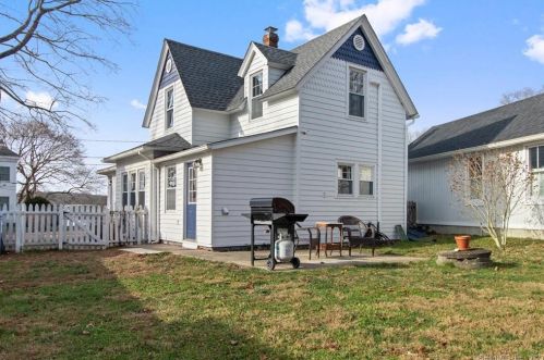 3 Riverside Pl, Gales Ferry CT  06335-1442 exterior