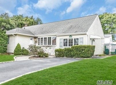 461 Farmranch Rd, Bethpage, NY 11714-4008