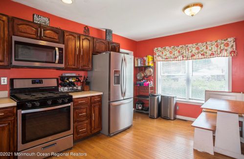 28 Bentley Ave, Trenton NJ  08619-3720 exterior