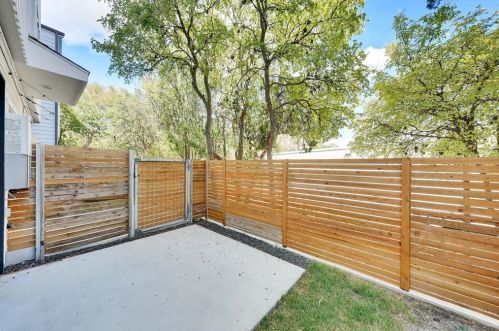 814 Bluff Dr, Austin TX 78745-4516 exterior