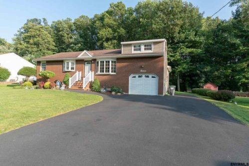 13 Chesebro Dr, Schenectady, NY 12309-2003