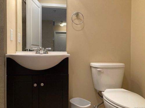 8 Summit Dr, Marlborough NY  12542-6408 exterior