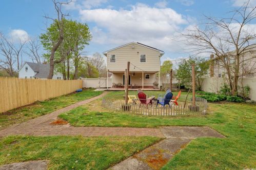 140 Commack Rd, Islip Manor, NY 11751-2604