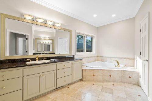 2713 Burries Rd, Chenequa WI  53029-9352 exterior