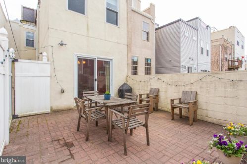 2219 Carpenter St, Philadelphia PA 19146-2517 exterior