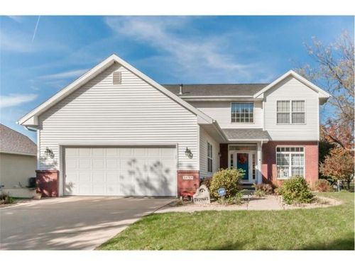 2450 Wolf Creek Trl, Hiawatha, IA 52233-7906