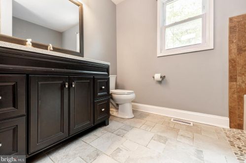 8 Kings Ct, Auburn NJ  08085-5033 exterior