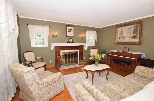 34 Oak Dr, New Hyde Park, NY 11040-3336