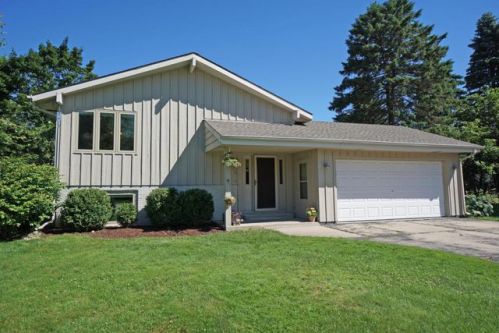 678 Cloverleaf Ct, Oconomowoc, WI 53066-2324