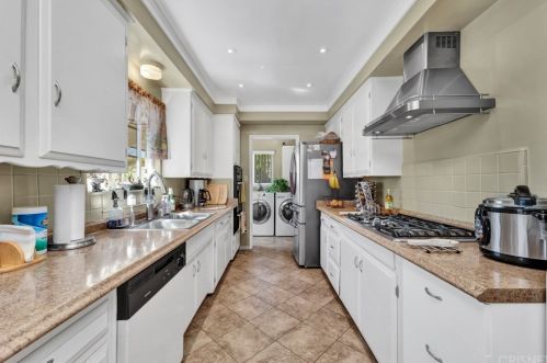6718 Whitman Ave, Van Nuys, CA 91406-6046
