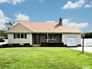 147 Roxbury Ave, Oakdale, NY 11769-2317