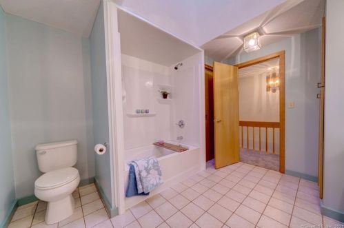 5 Bramble Bush Dr, Niantic CT  06357-1802 exterior