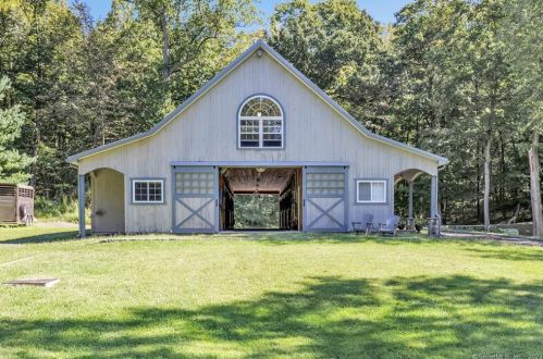 75 Honeysuckle Hill Ln, Bridgeport CT  06612-1145 exterior