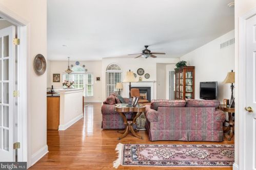 1009 Belmont Ln, Boothwyn, PA 19060-1025