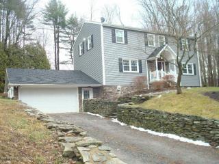 59 Fox Hollow Dr, Dallas, PA 18612-8902