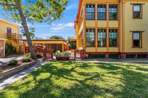 2927 Bernardo De Galvez Ave, Galveston TX 77550 exterior