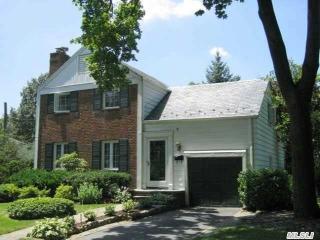 59 Norgate Rd, North Hills, NY 11030-3028