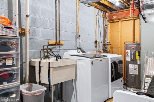 2314 Horseferry Ct, Herndon VA  20191-2718 exterior