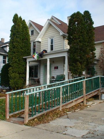 1049 Whiterock Ave, Waukesha, WI 53186-3831