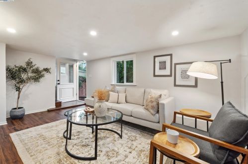 6711 Laird Ave, Oakland CA  94605-2133 exterior