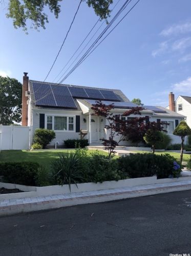 145 Tremont Rd, North Lindenhurst, NY 11757-1738