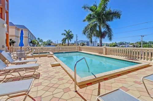450 Bayfront Pl, Naples FL  34102-6467 exterior