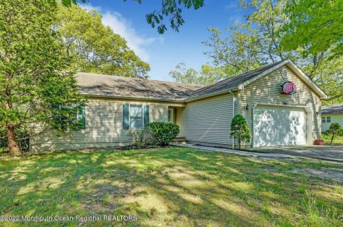 145 Shady Lane Dr, Lakewood, NJ 08701-2352