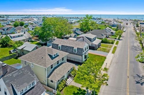 121 Clinton Ave, Bayshore, NY 11706-8630