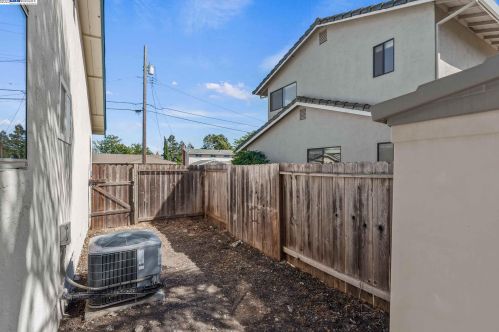 8046 Peppertree Rd, Pleasanton, CA 94568-1351