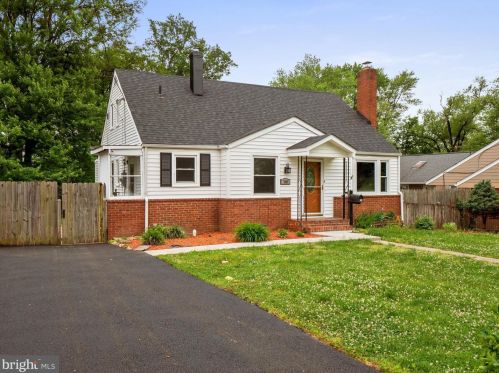 7007 Lee Park Ct, Falls Church, VA 22042-3907