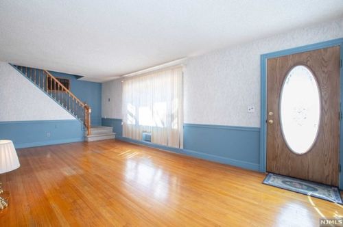 67 Mcnomee St, Oakland, NJ 07436-2608
