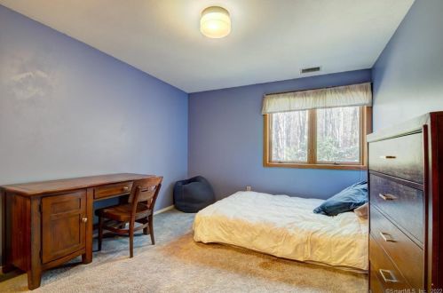 139 Wyneding Hill Rd, Manchester CT  06040-6608 exterior