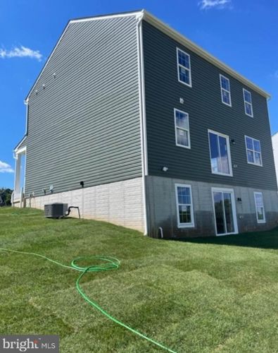 198 Winifred Dr, Hanover, PA 17331