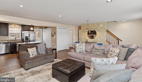 262 Melbourne Ln, Navy Sup Dpt PA  17055-6674 exterior