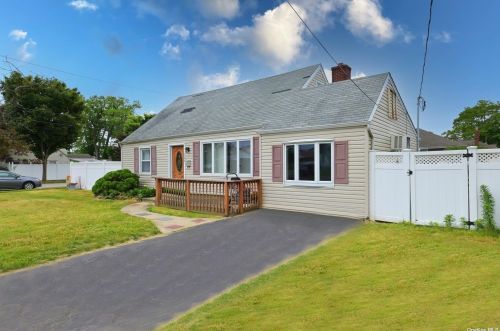 549 Broadway, North Lindenhurst, NY 11757-4753