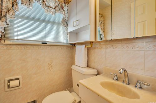 5 Enfield Ln, San Remo NY  11754-4028 exterior