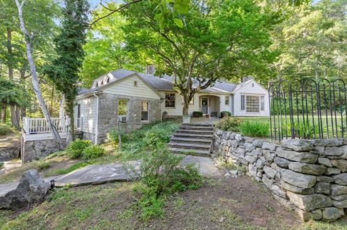 46 Scotch Cap Rd, Quaker Hill, CT 06375-1431