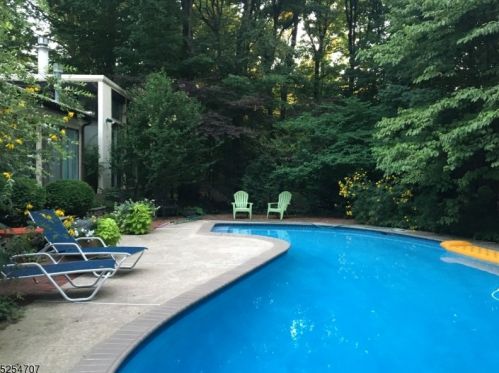 12 Robinwood Dr, West Paterson NJ  07424-2320 exterior