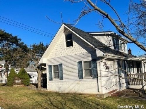 3 Pinelawn Rd, Scotts Beach, NY 11789-3160