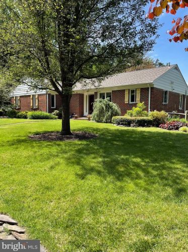 61 Lakeview Dr, Pilesgrove, NJ 08098-2081
