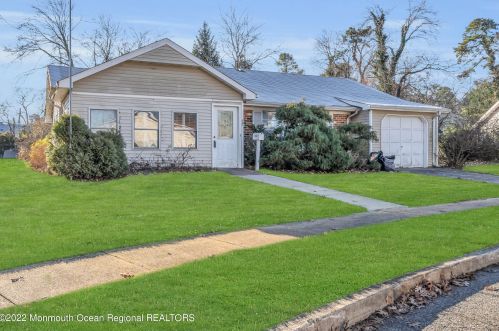 48 Geranium Dr, Lakewood, NJ 08701-2422