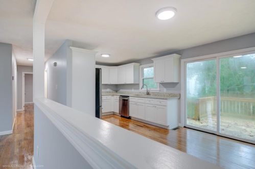 121 Fir Ave, Tiverton RI  02878-1640 exterior